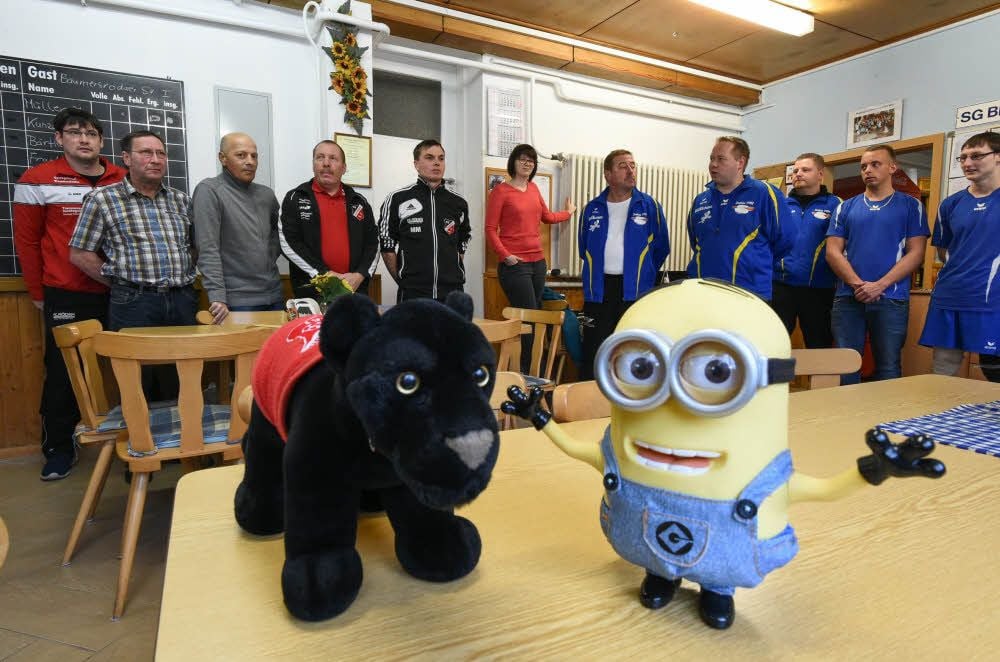 Das Maskottchen der Baumersrodaer, „Panther“ (wird aber meist „Hund“ genannt), „paart“ sich hier mit dem Bad Kösener „Minion“.