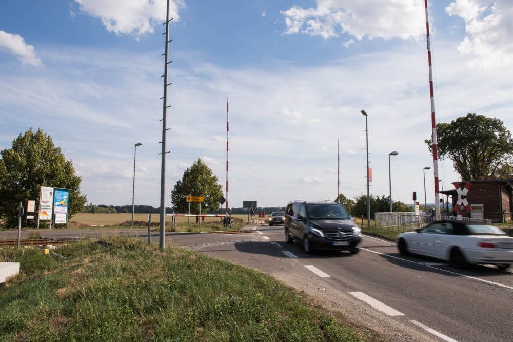 Die Kreuzung der Bundesstraße 180 mit den Bahnschienen in Kleinjena soll bis Mitte nächsten Jahres umgestaltet werden.