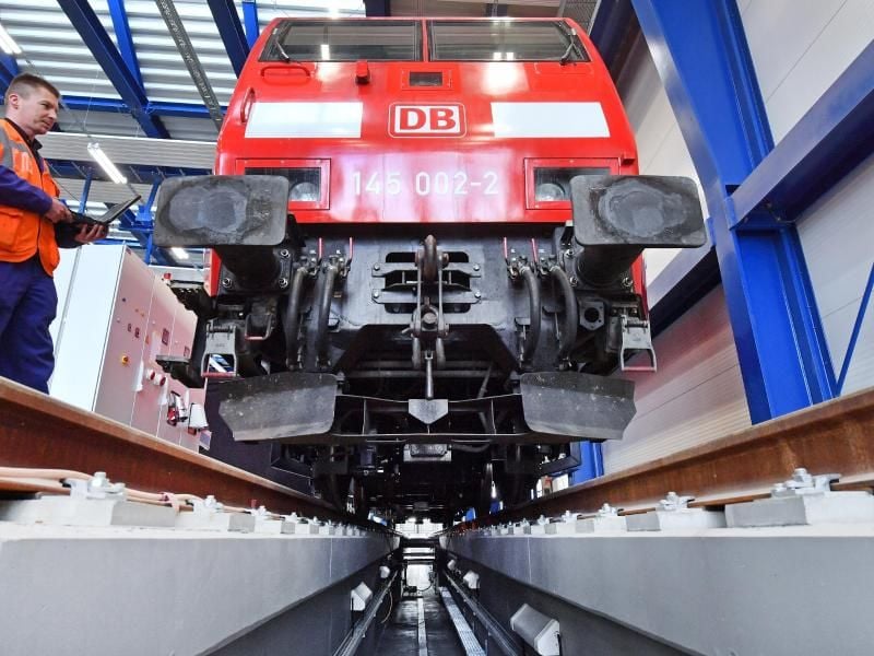 Im neuen Prüfzentrum der Deutschen Bahn in Dessau-Roßlau wird eine E-Lok untersucht. Foto: Hendrik Schmidt