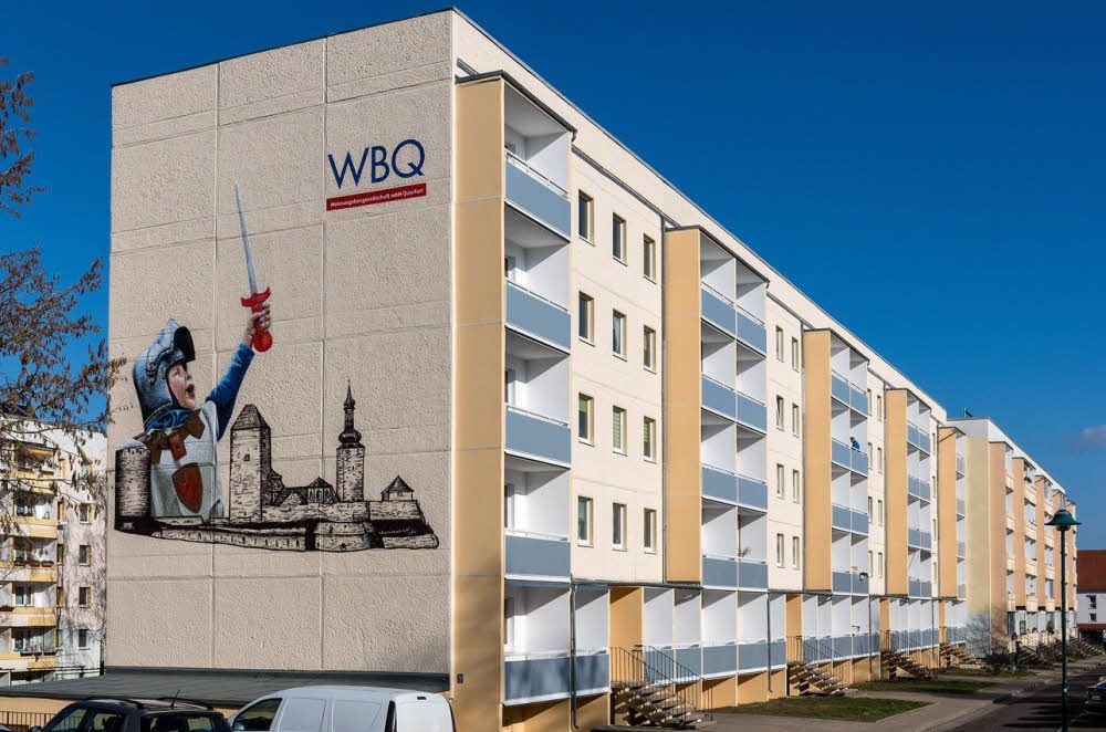 In der Ahornstraße von Querfurt hat die Wohnungsbaugesellschaft 2017 investiert - inklusive des auffälligen Graffito.