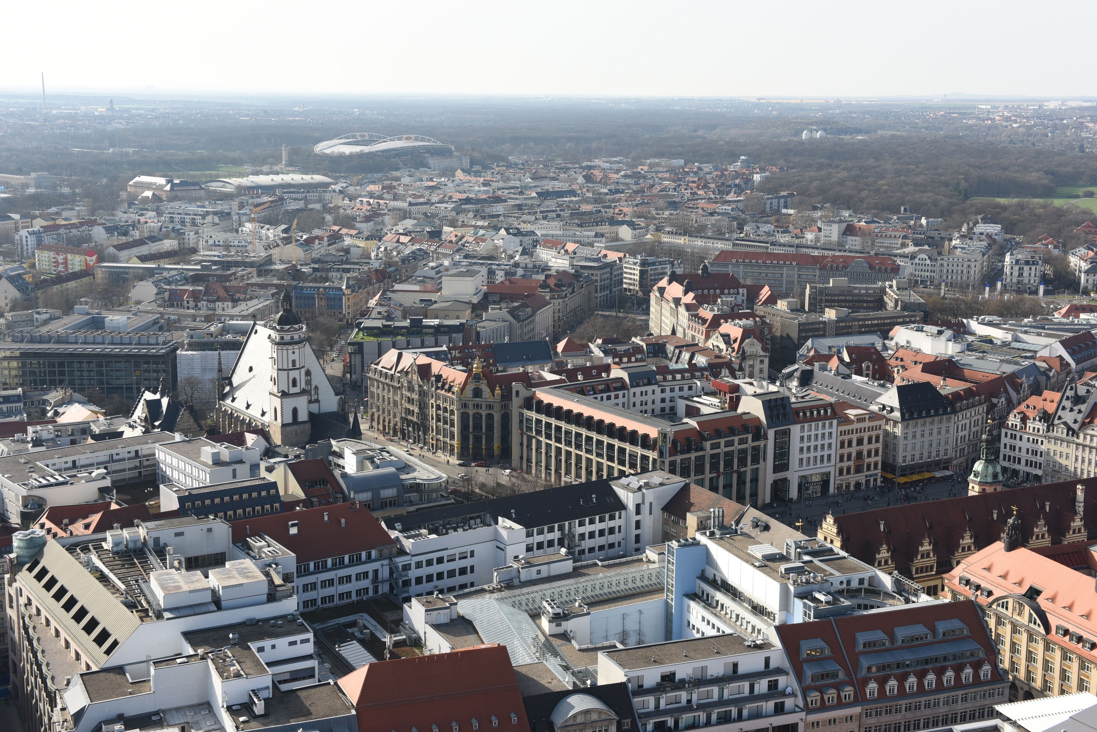 Blick von der Aussichtsplattform des 140 Meter hohen City-Hochhauses auf die Leipziger Innenstadt.