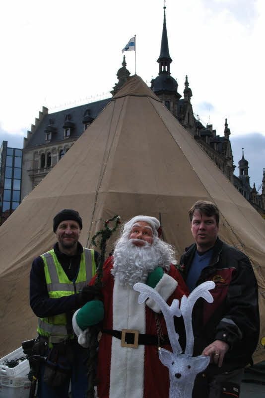 Die Finnen Rauno Lapinkangas (l.) und Pekka Paaso vor der Jurte auf dem Markt.