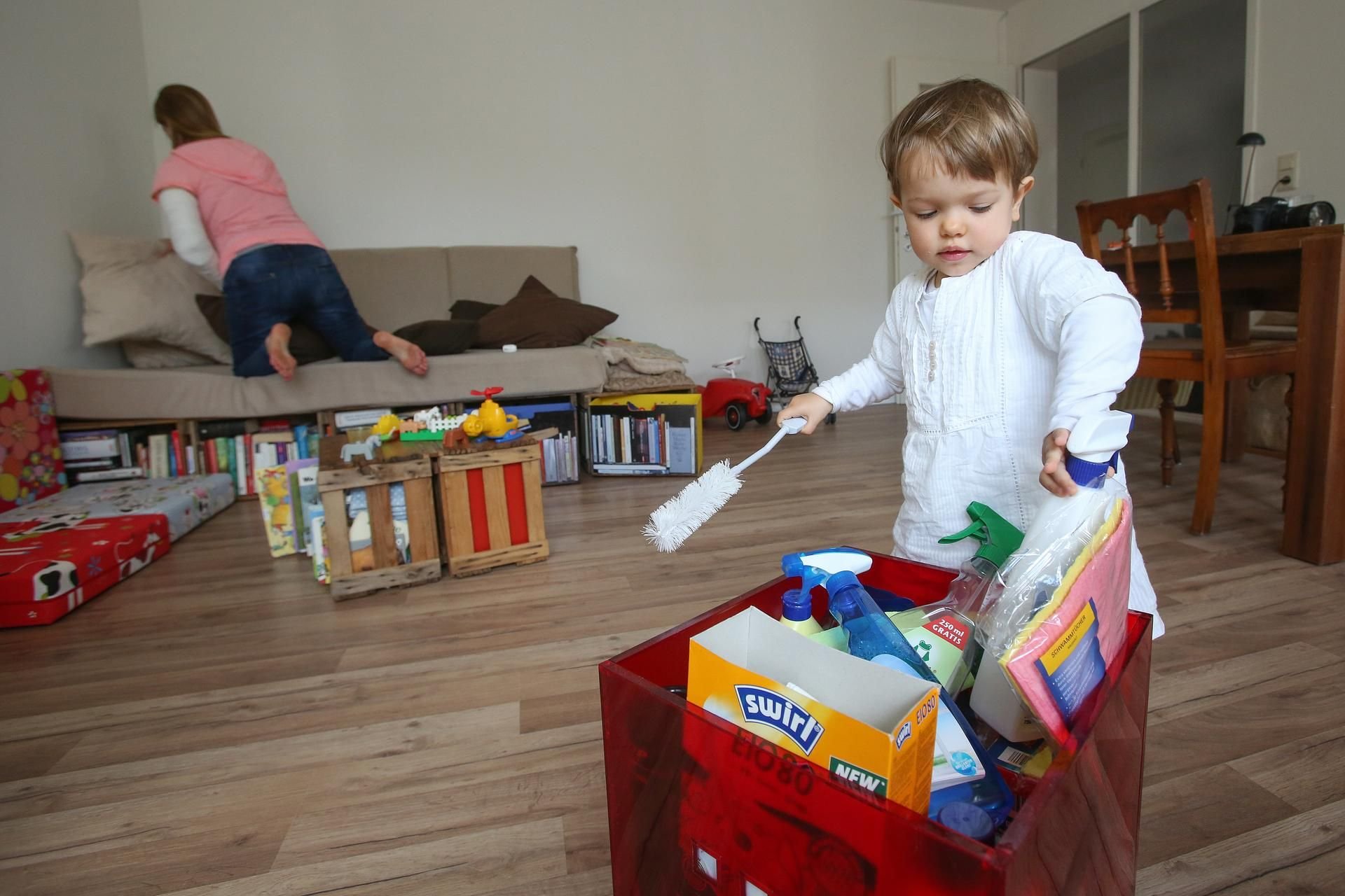 Diese Putzkiste sieht aber interessant aus. Solange Kinder nur gucken, kein Problem. Kosten sie aber von dem schönen bunten Putzmittel, kann es gefährlich werden.