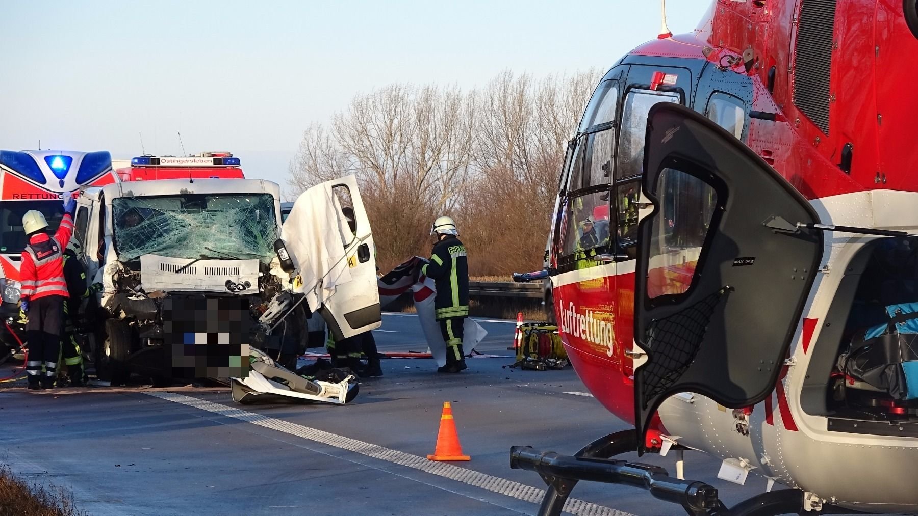 Bei dem Unfall wurden vier Menschen teilweise schwer verletzt.