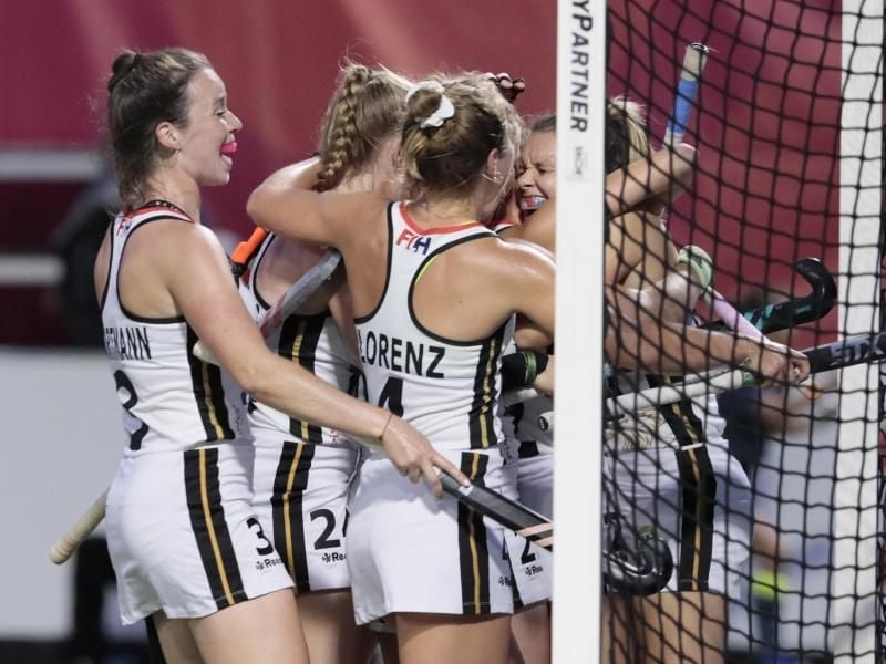 Die deutschen Hockey-Damen feiern nach dem Sieg gegen Spanien den EM-Finaleinzug. Foto: Virginia Mayo/AP