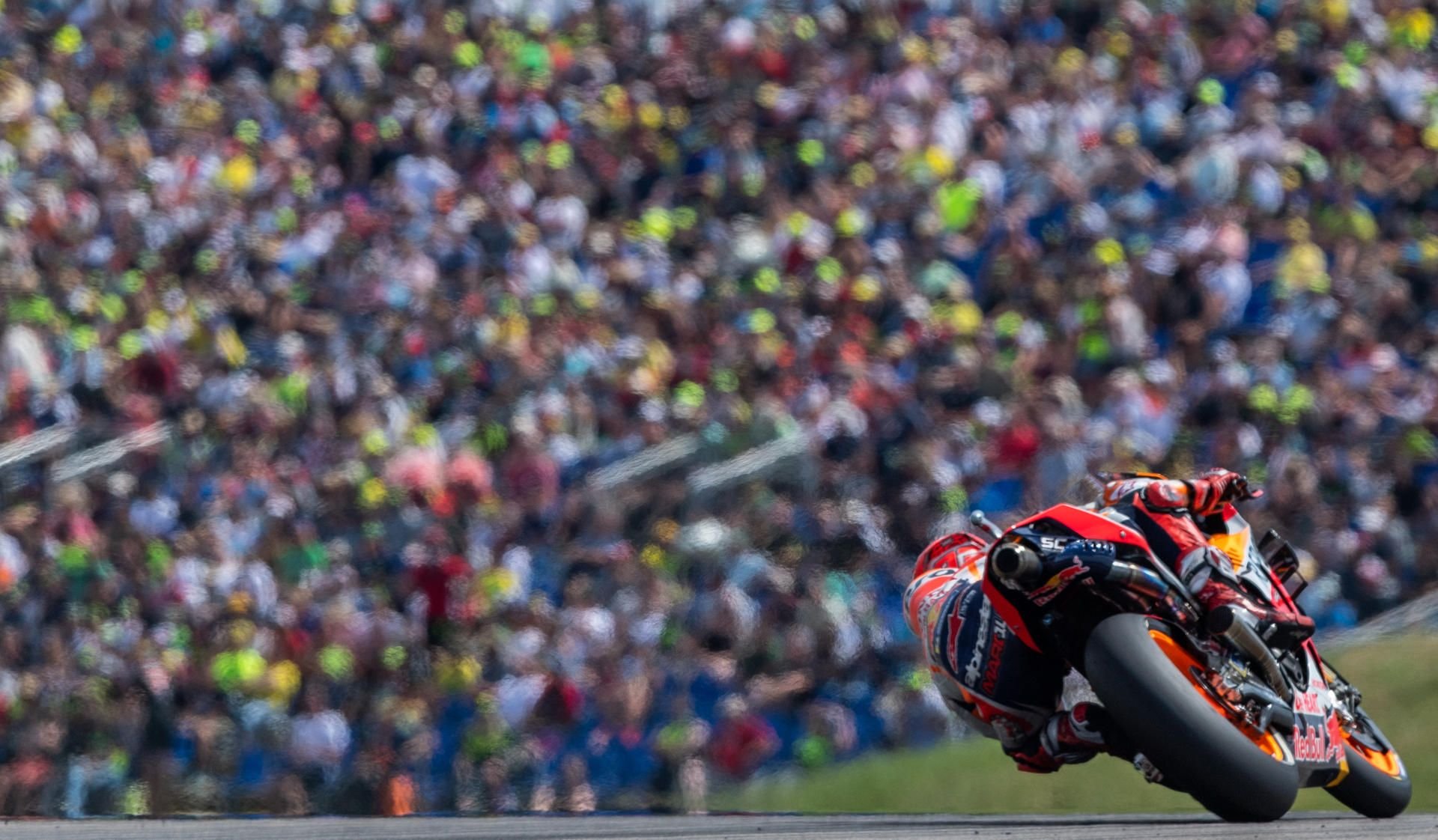 Superstar Marc Marquez dreht seine Runden am Sachsenring vor stattlicher Kulisse.