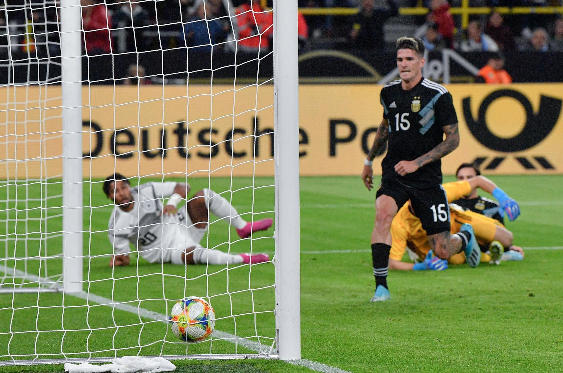 Serge Gnabry erzielt das 1:0 gegen Argentinien.
