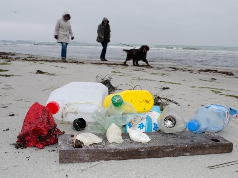 Gesammelter Müll an einem Strand der Ostsee. Ein Großteil des Plastikmülls landet auf Müllkippen oder in der Umwelt. Foto: