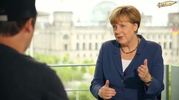 Bundeskanzlerin Angela Merkel im Interview mit Florian Mundt alias LeFloid am 10. Juli 2015 im Bundeskanzleramt. Das Video wurde am 13. Juli 2015 auf auf youtube hochgeladen.