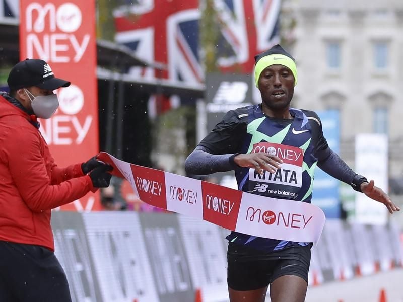 Lief beim London-Marathon als Erster ins Ziel: Shura Kitata aus Äthiopien. Foto: Richard Heathcote/Pool Getty/dpa