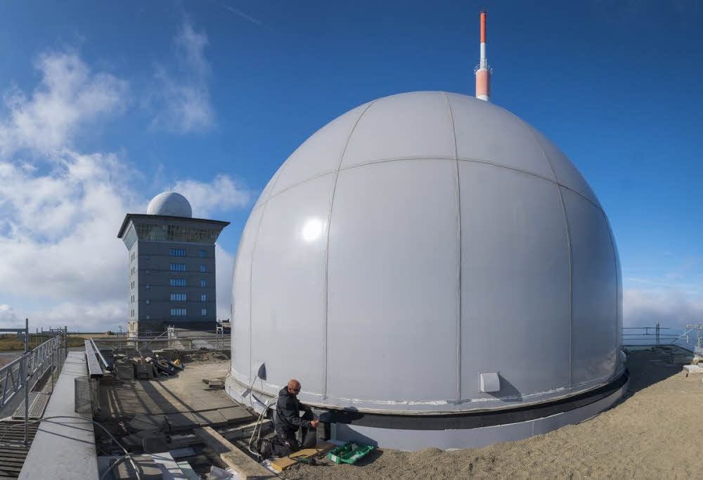 Die Kuppel des Brockenhauses wird von Silvio Drescher neu abgedichtet.