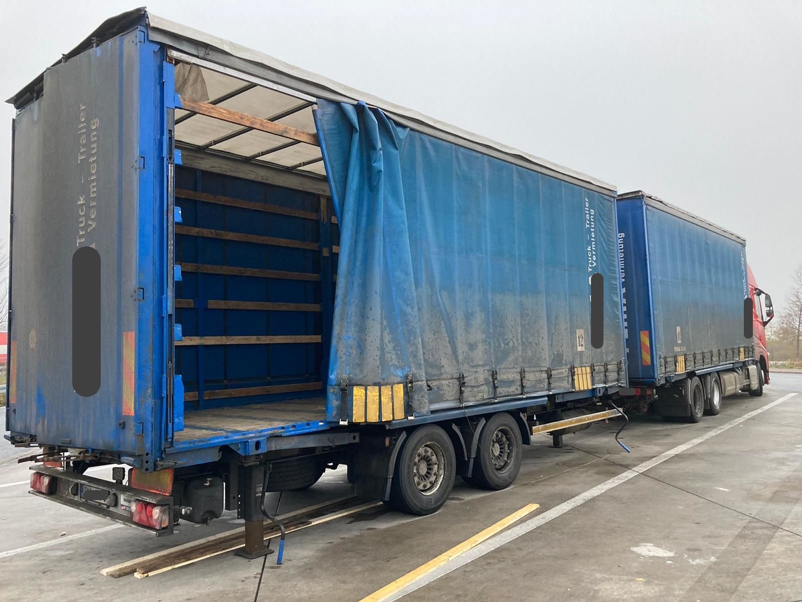Die Seitenplane des Lkw wurde aufgeschnitten, während der Fahrer schlief.