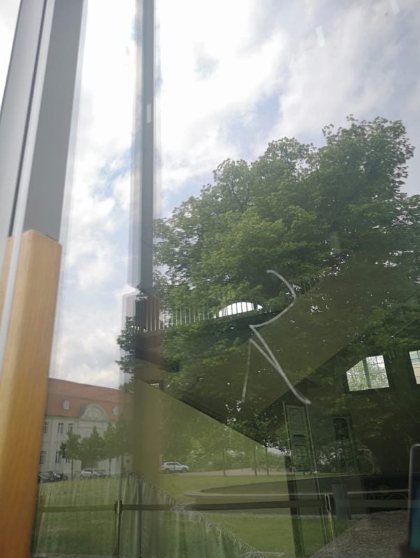 An das Glas von zwei Türen am Veranstaltungszentrum ritzten Unbekannte ein großes „R“.