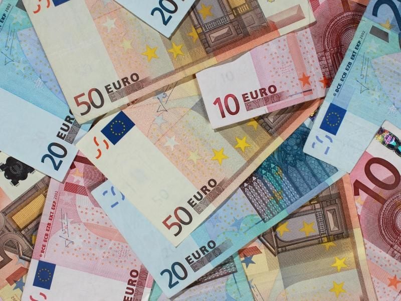 Banknoten von 50, 20 und 10 Euro liegen auf einem Haufen. Foto: Jens Wolf/Archiv
