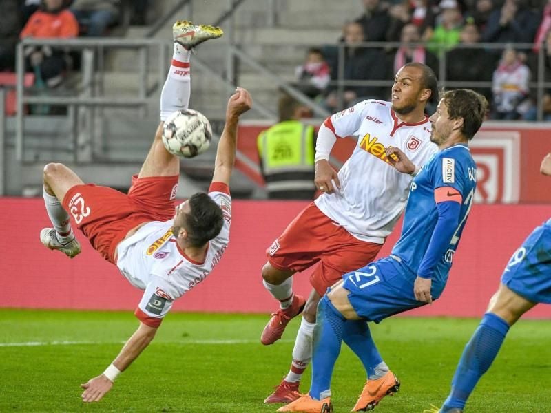 Jahn-Profi Sargis Adamyan (l) bereitet per Fallrückzieher das Regensburger 2:1 vor. Foto: Armin Weigel