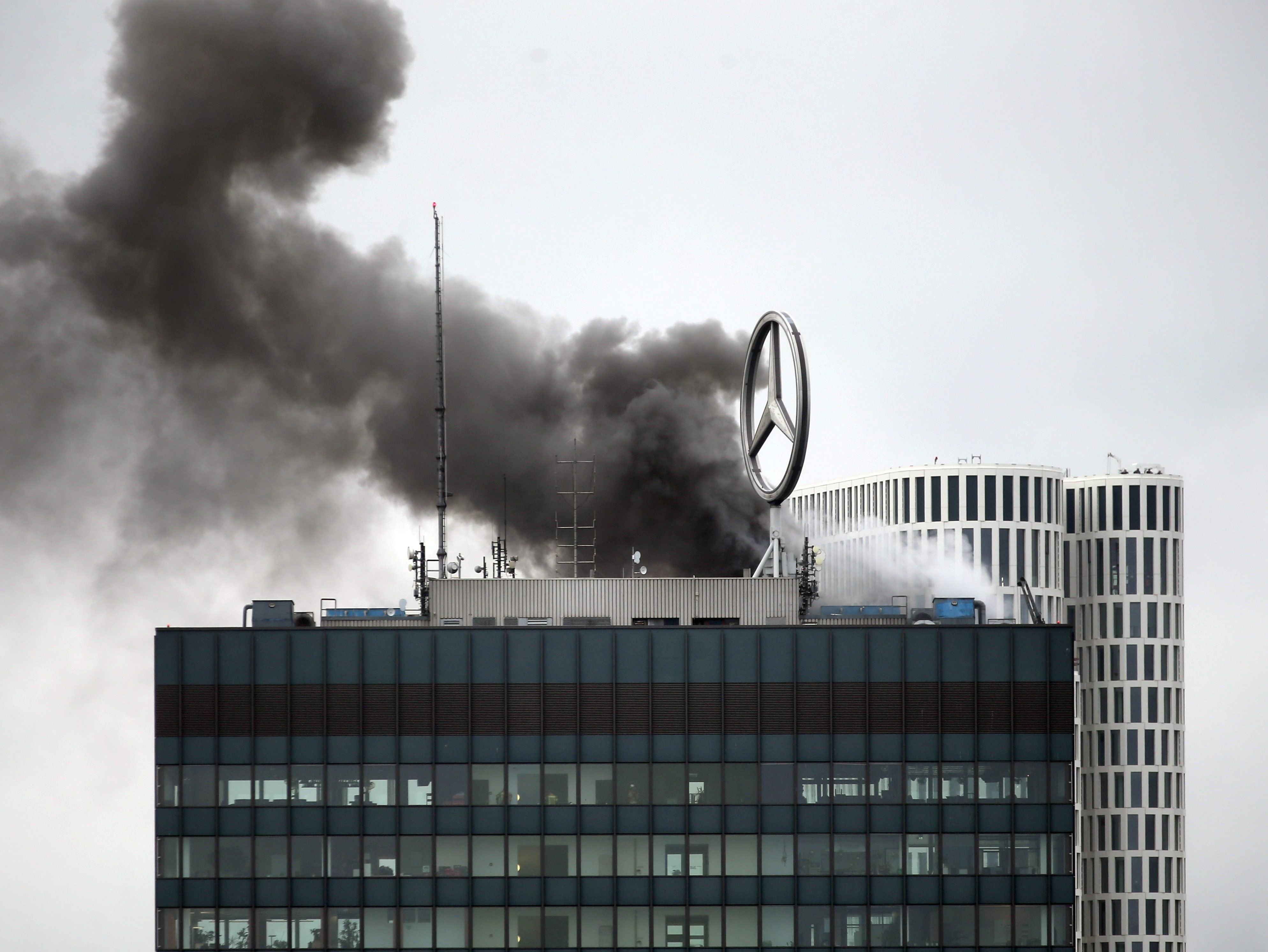 Der Brand breitete sich laut Angaben der Polizei auf der hölzernen Dachterrasse aus.