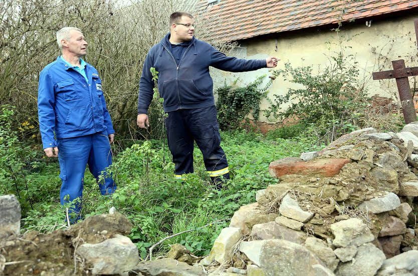 Ortsbürgermeister Olaf Seidensticker (l.) und Kevin Bierstedt von der Feuerwehr schmieden schon Pläne.