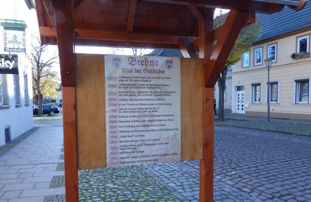 Auf der Tafel kann man den Pfad der Geschichte nachvollziehen.