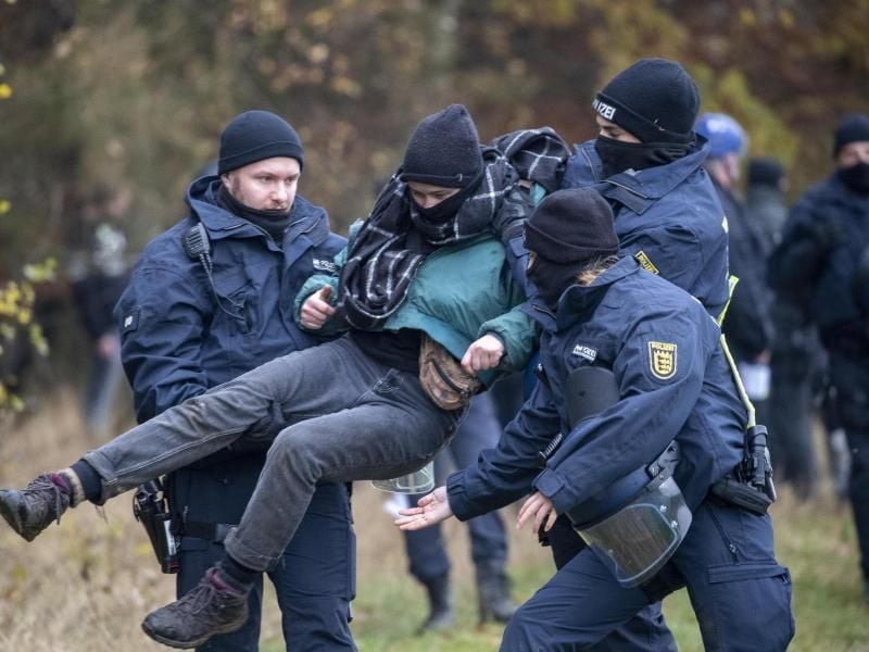 Eine Baumbesetzerin wird zur Feststellung der Personalien abgeführt. Foto: Helmut Fricke/dpa/Archivbild