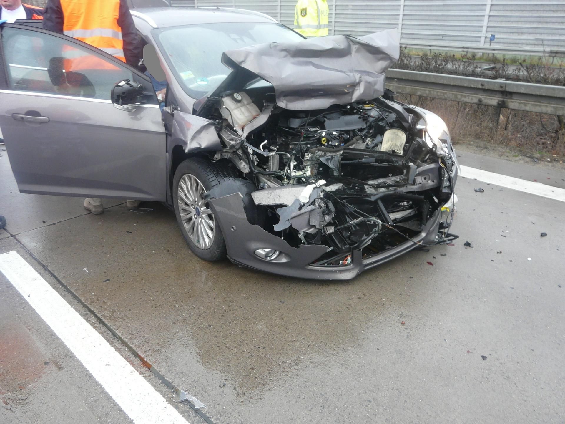 Das zerstörte Auto auf der Autobahn 2 nahe des Rastplatzes Krähenberg.