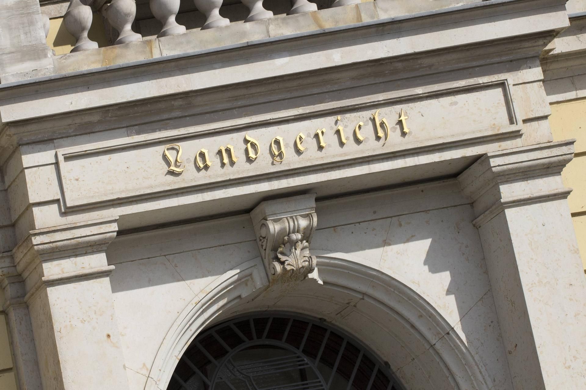 Schriftzug am Portal des Landgerichts Leipzig. Ein Gericht der ordentlichen Gerichtsbarkeit des Bundeslandes Sachsen.