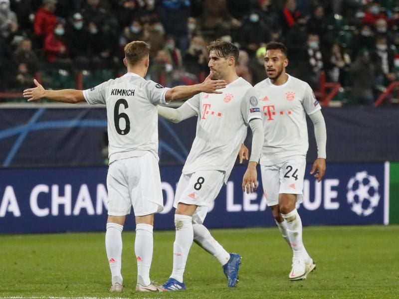 Joshua Kimmich (l) erlöste die Bayern mit seinem Tor in Moskau. Foto: Maxim Shipenkov/Pool EPA/dpa