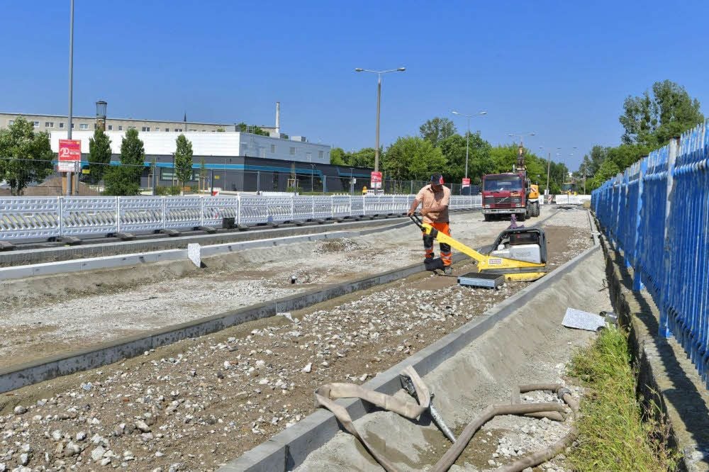Die Halle ist fertig, jetzt wird außen noch gebaut.