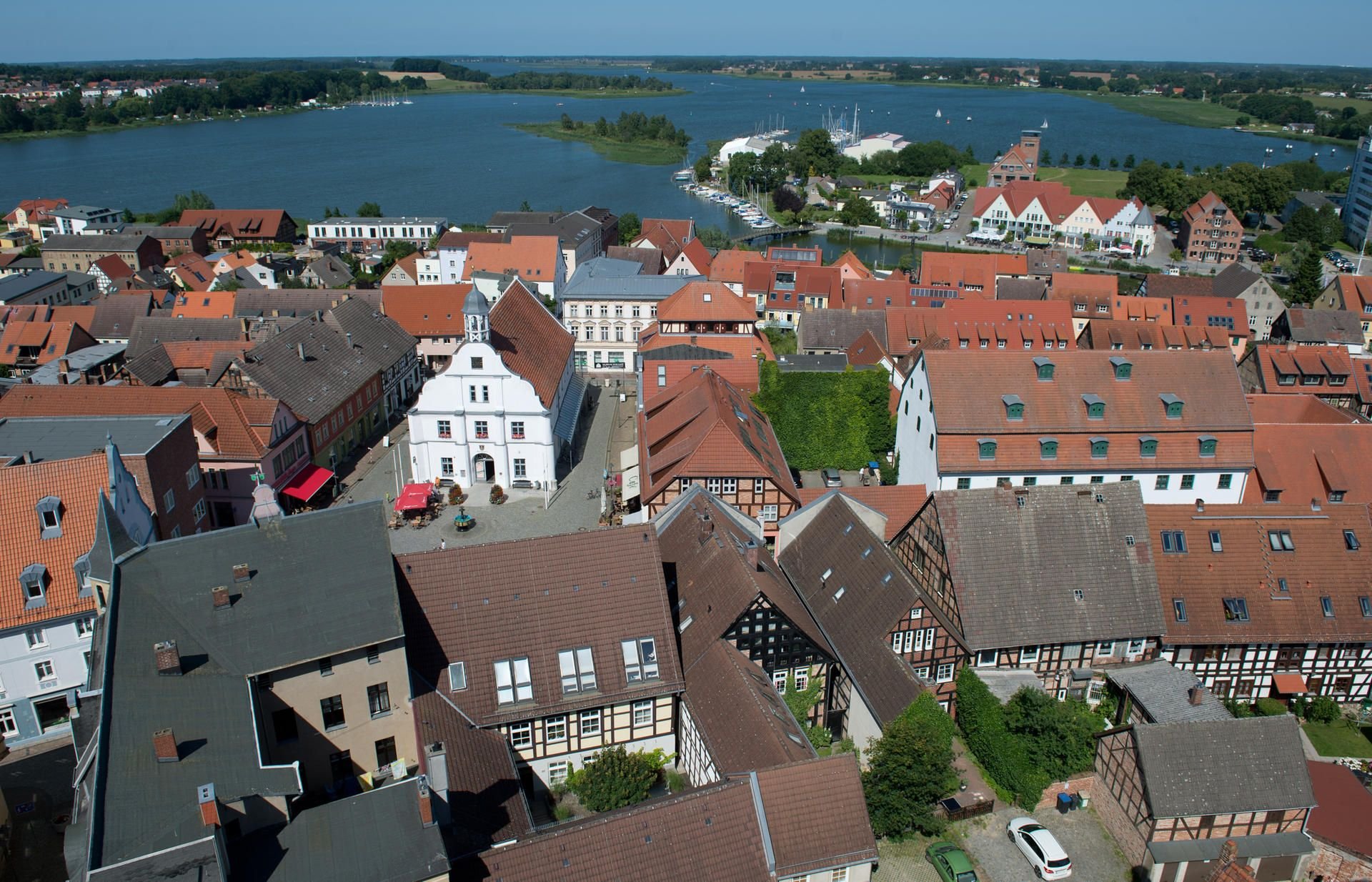 Luftbild von Wolgast. In der Stadt hat am Freitag eine Mutter ihr dreijähriges Kind leblos aufgefunden. (Archivbild)