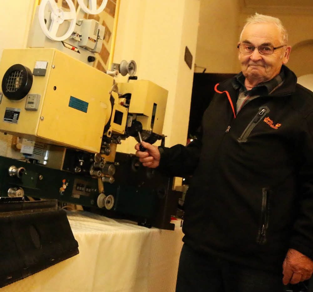Helmut Göldner präsentiert alte Filmprojektoren bei der 90. Geburtstagsfeier des Bernburger Capitols.