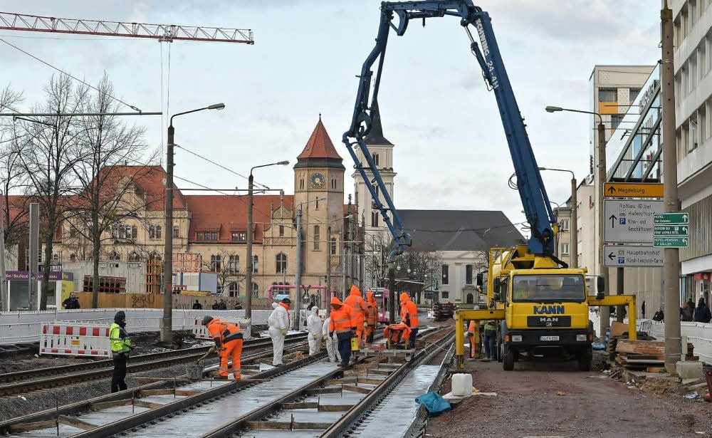 Nach der Weihnachtspause gehen in der Kavalierstraße die Arbeiten am neuen Gleisbett der Straßenbahn weiter.