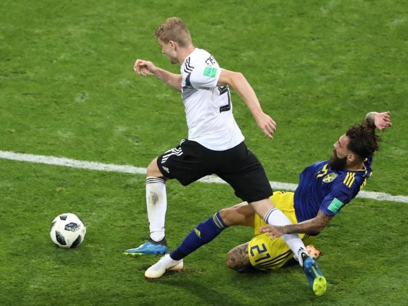 Schwedens Durmaz geriet nach seinem Foul und dem darauf folgenden Siegtor der Deutschen massiv unter Kritik. Foto: Ye Pingfan/xinhua