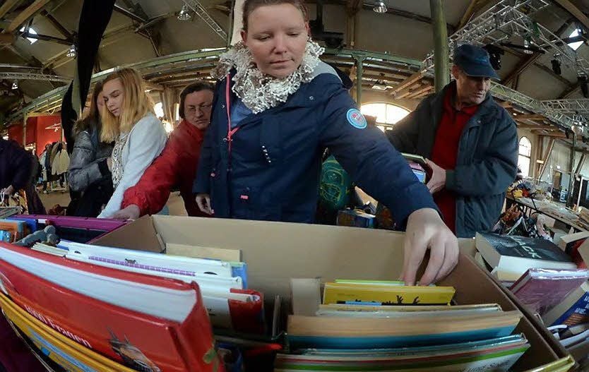 Für die Bedürftigen stehen Bekleidung, Schuhe, Spielzeug, Plüschtiere und auch Bücher bereit. Die Spendenbereitschaft der Ascherslebener war wieder groß zur Weihnachtsbörse in der Alten Hobelei.