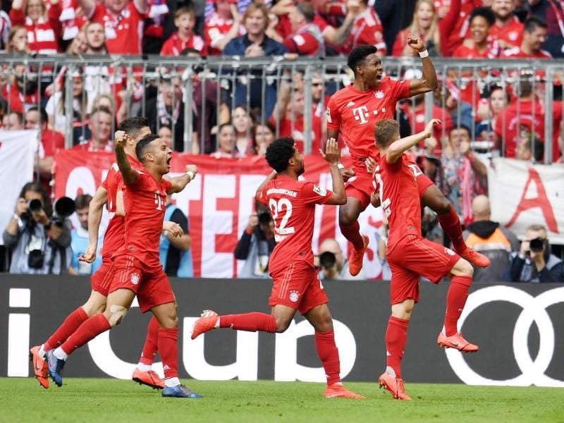 Die Bayern-Spieler feiern das vorentscheidende 2:1 von David Alaba gegen Eintracht Frankfurt. Foto: Tobias Hase