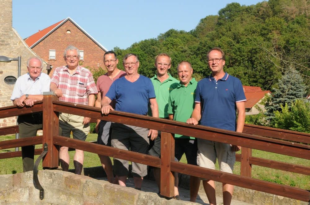 Einge der „Brückenbauer“ vom Männerverein „Felsenfest“: Hartwig Kunth, Roland Becker, Stephan Becker, Kurt Märtsch, Jens Leppelmeier, Ralf Schneider und Roland Schlegel (von links nach rechts).