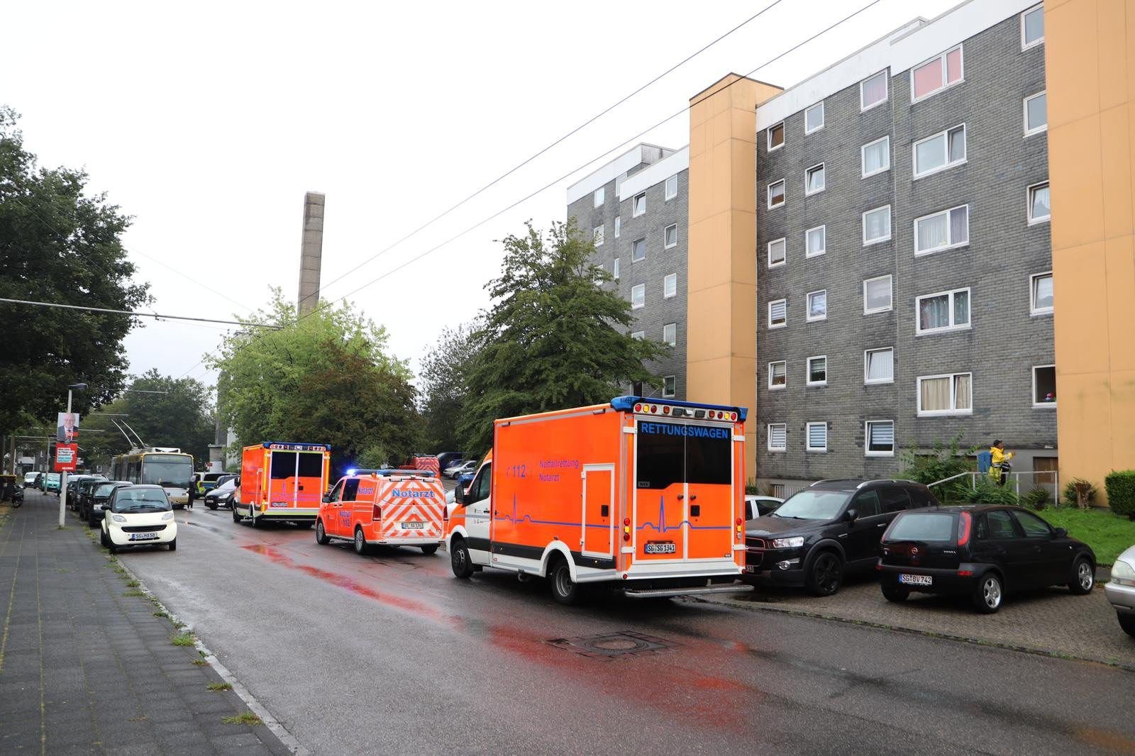 Krankenwagen stehen vor einem Haus. In Solingen sind in einem Haus mehrere tote Kinder gefunden worden.