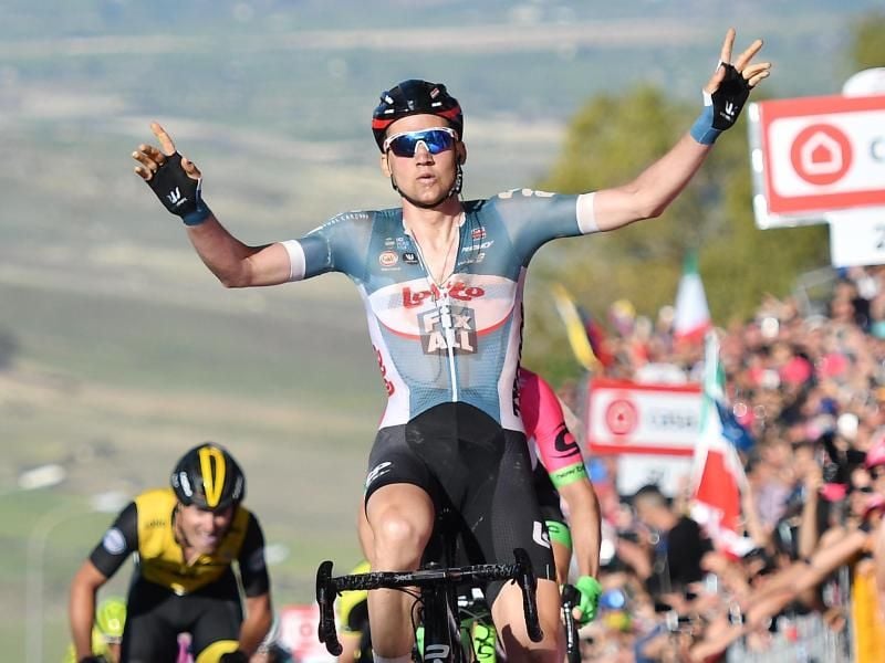 Der Belgier Tim Wellens von Team Lotto Soudal jubelt nach seinem Sieg auf der vierten Etappe des Giro d'Italia. Foto: Yuzuru Sunada/BELGA
