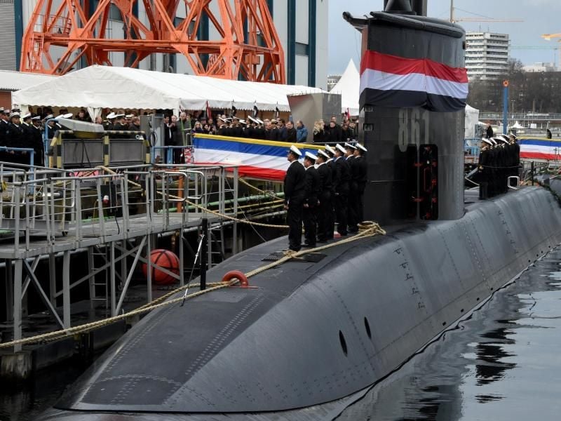 Besatzungsmitglieder stehen auf dem Boot "S-41". Foto: Carsten Rehder/Archiv