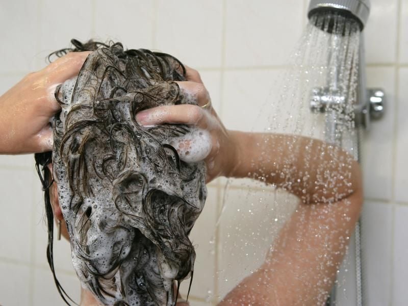 Tenside sorgen beim Haarewaschen für die Reinigung. Foto: Patrick Pleul