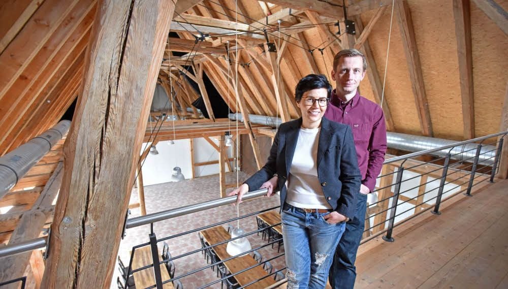 Carina Spindler und Stefan Kluge haben die Gutsscheune in Schwemsal gepachtet und richten sie gerade als „Event-Location“ her.