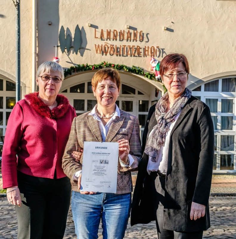 Erika Miertsch (Mi.) vom Hotel "Wörlitzer Hof" ist stolz auf das Zertifikat.