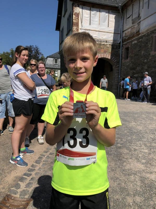 Moritz Jansch gewinnt die 2,2 km.