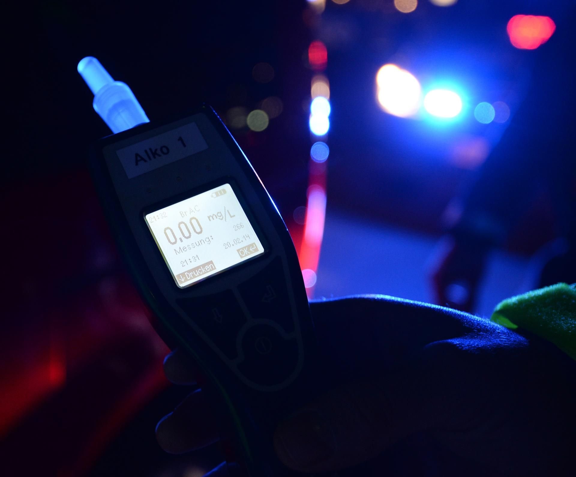 Ein Alkoholmessgerät der Polizei. (Symbolbild)