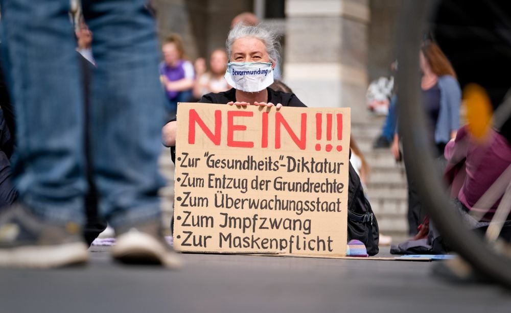 Demonstranten protestieren gegen die Corona-Maßnahmen.