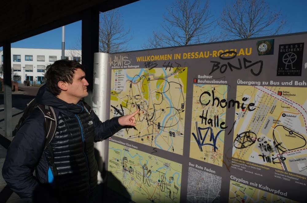 Orientierungslos: beschmierte Stadtpläne vor dem Bahnhof