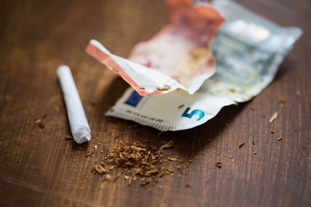 Für etwa zehn Euro geht ein Gramm Cannabis auf Sachsen-Anhalts größtem Drogenmarkt von Hand zu Hand. Die Dealer, die auf der Straße arbeiten, sind nur die letzten Glieder einer langen Kette von Zwischenhändlern.