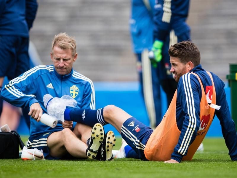 Schwedens Offensivmann Marcus Rohdén (r) wird neben dem Platz behandelt. Foto: Andreas L Eriksson/Bildbyran via ZUMA Press