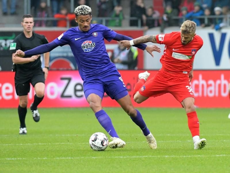 Heidenheims Niklas Dorsch (r) und versucht den Auer Emmanuel Iyoha vom Ball zu trennen. Foto: Stefan Puchner