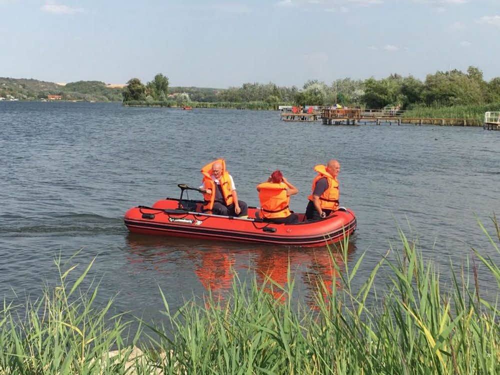 Helfer suchen den Süßen See ab.