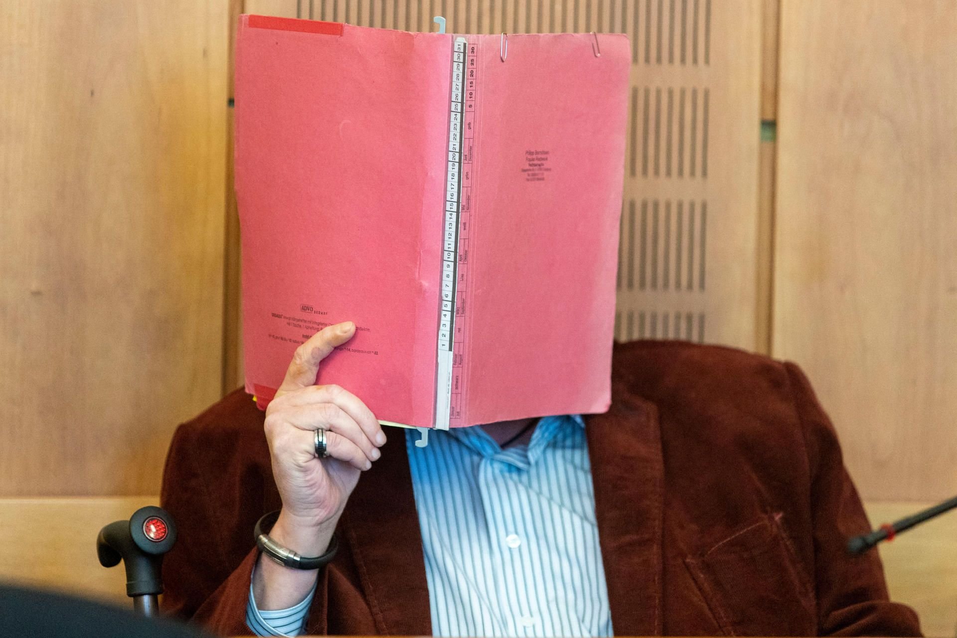 Der Angeklagte sitzt vor Prozessbeginn im Gerichtssaal des Landgerichtes.