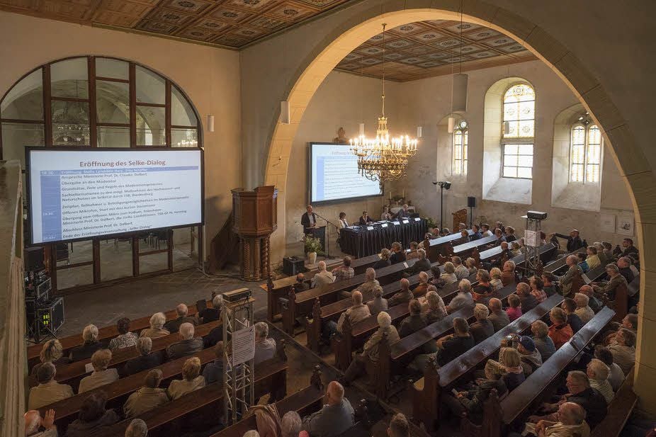Kaum ein Platz in der Sixtus-Kirche in Ermsleben blieb leer.